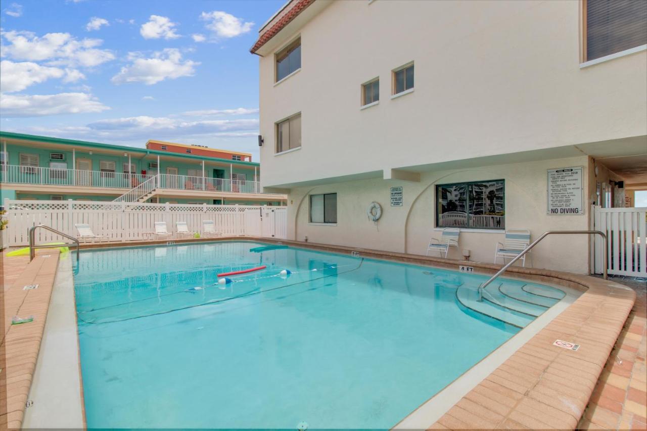 Redington Surf Resort By Travel Resort Services 세인트피트비치 외부 사진